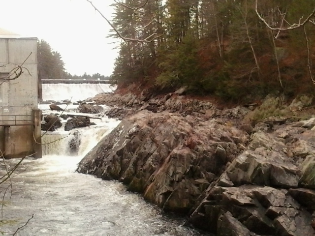 Nashua River at Mine Falls Dam. Spring runoff can cover those rocks.